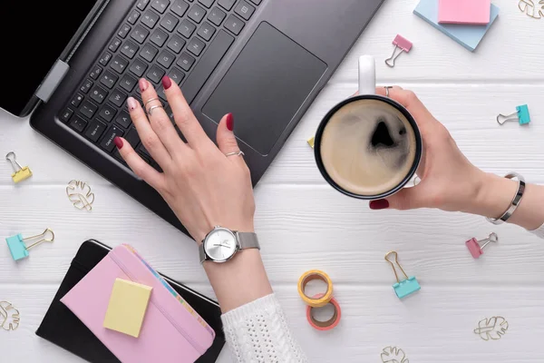 Mujer Con Diseño Mínimo Manicura Rosa Primavera Verano Escribiendo Teclado —  Fotos de Stock