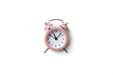 Pembe alarm saati beyaz arkaplanda izole edilmiş ve kopyalama alanı var. Yaratıcı sabah saati en az tarz konsept şablonu.