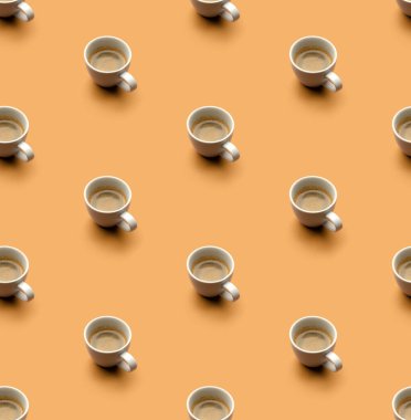 Beyaz espresso bardağıyla bej rengi kahve deseni. Pop art minimal düz, yaratıcı kompozisyon yatıyordu. Sabah kahvaltısı
