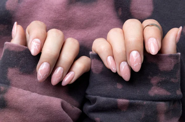 Manicured Kvinnor Händer Trendiga Rosa Luvtröja Fashionabel Vår Sommar Spik — Stockfoto