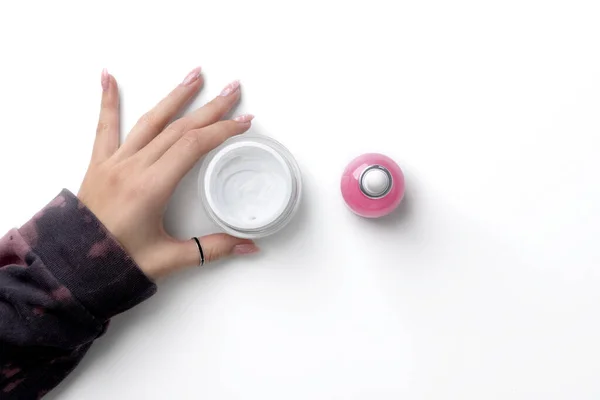Mâinile Femeii Manipulate Hanorac Roz Modă Care Ține Crema Cosmetică — Fotografie, imagine de stoc