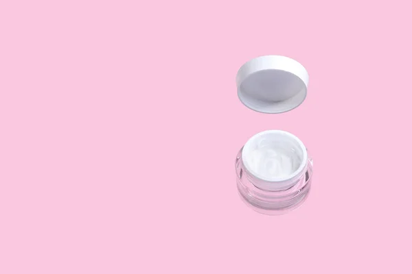 Frasco aberto com creme cosmético levitar sobre fundo rosa — Fotografia de Stock