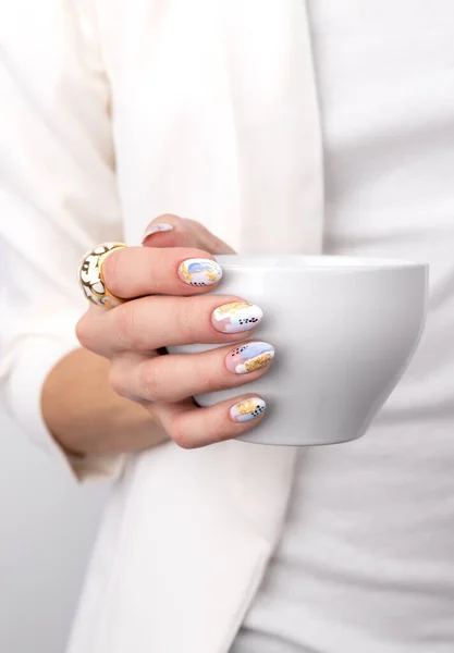 Frauenhand Mit Trendigen Nägeln Pastellfarbe Die Eine Tasse Halten Frühling — Stockfoto