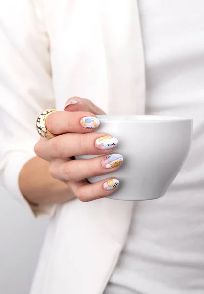 Mão Mulher Com Unhas Cor Pastel Moda Segurando Copo Design — Fotografia de Stock