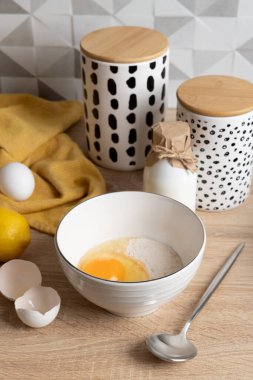 Hindistan cevizi unundan krep yapma süreci. Modern mutfakta sağlıklı kahvaltı hazırlıyorum..