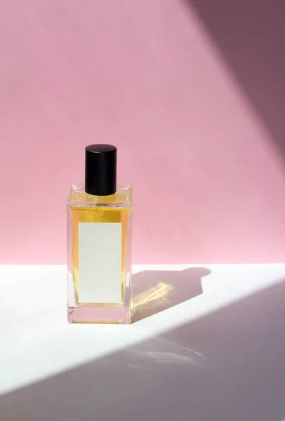 Láhev Esenciálního Parfému Růžovém Pozadí Slunečními Stíny Šablona Parfumerie Minimálního — Stock fotografie