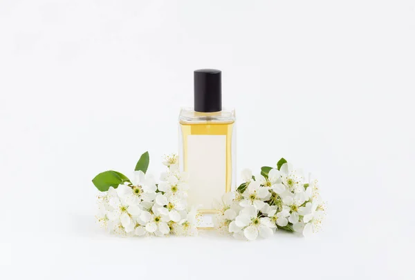 Bela Composição Com Garrafa Perfume Flores Sobre Fundo Branco Modelo — Fotografia de Stock