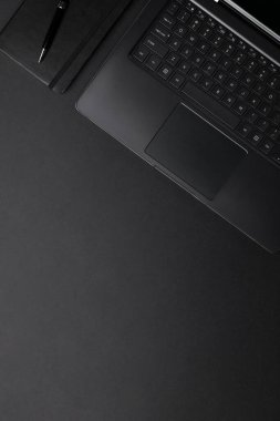 Düz açılı tek renkli dizüstü bilgisayar ve not defteriyle. Çevrimiçi alışveriş konsepti