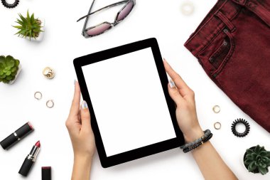 Tablet, gömlek, ayakkabı ve aksesuarlı kadın elleri beyaz üzerine izole edilmiş şablon üst görünümü taklit eder. Çevrimiçi alışveriş yeniden giysi kullanımı