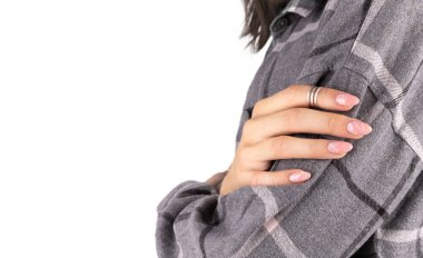 Moda mermer manikürlü kadın elleri ve fotokopi alanı. Pembe bahar yaz tırnak tasarımı. Moda güzellik salonu şablonu