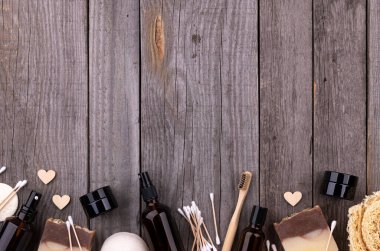 Ahşap arka planda sıfır atık çevre dostu banyo aksesuarları. Doğal cilt bakım ürünleri düz görünüm kopyalama alanı