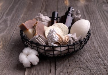 Ahşap arka planda sıfır atık çevre dostu banyo aksesuarları. Doğal cilt bakım ürünleri düz görünüm kopyalama alanı