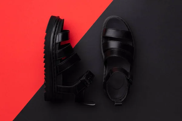 Platt låg ovanifrån visa minimal sammansättning med sandaler på dubbel röd och svart bakgrund — Stockfoto