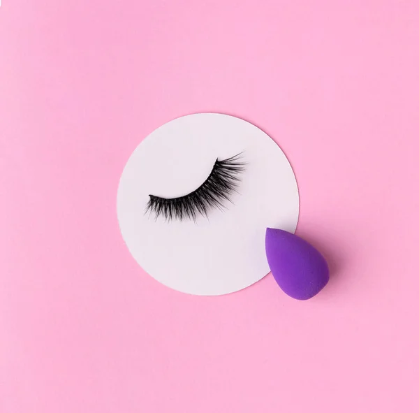 Creative Layout Eyelashes Closed Eye Sponge Pink Background Minimal Template — Stock Photo, Image