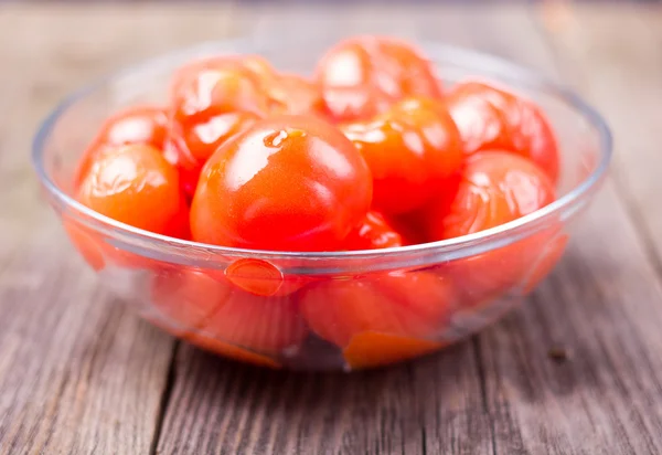 Tomates salados en un plato — Foto de Stock