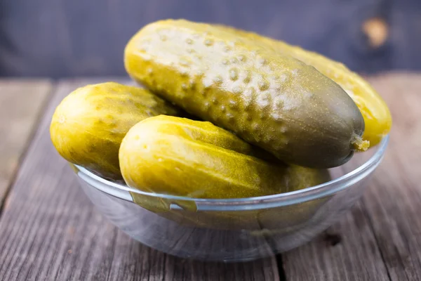 Pepinillos en un plato , — Foto de Stock