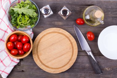 Roka, yeşillik, domates ve baharatlar 