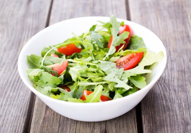 Salata roka ve kiraz domates 