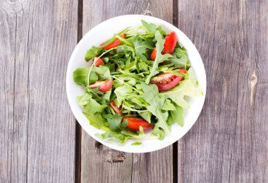 Salata roka ve kiraz domates 