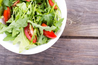 Salata roka ve kiraz domates 