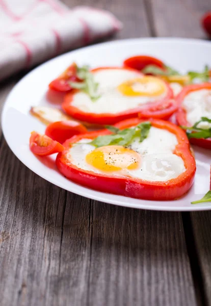 Huevos en pimienta en un plato — Foto de Stock