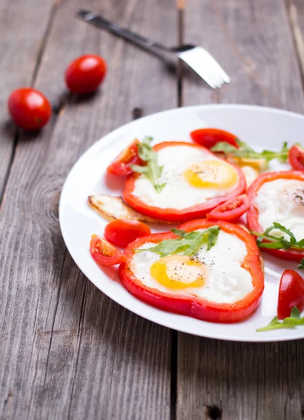 Huevos en pimienta en un plato — Foto de Stock