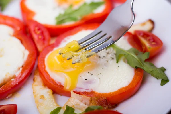 Huevos en pimienta en un plato — Foto de Stock