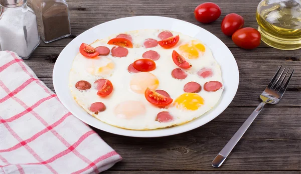 Huevos fritos con rodajas de salchicha — Foto de Stock