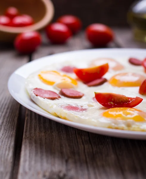 Spiegeleier mit Wurstscheiben — Stockfoto