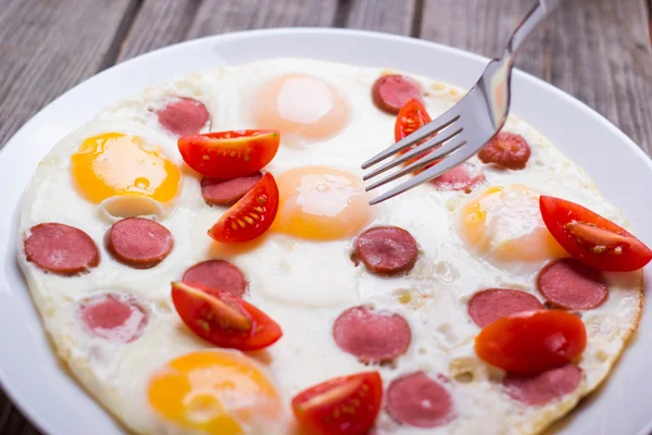 Huevos fritos con rodajas de salchicha — Foto de Stock