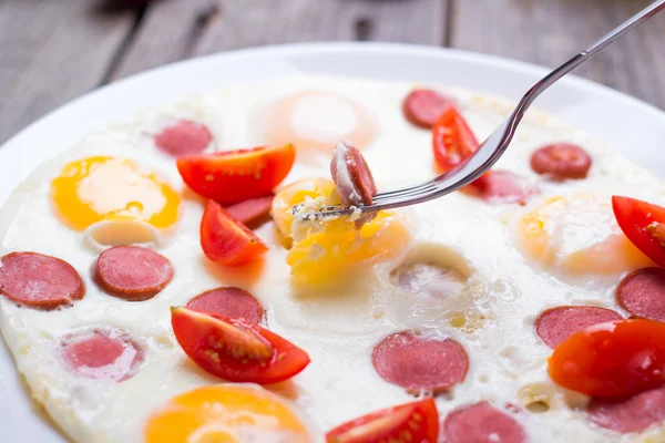 Huevos fritos con rodajas de salchicha — Foto de Stock