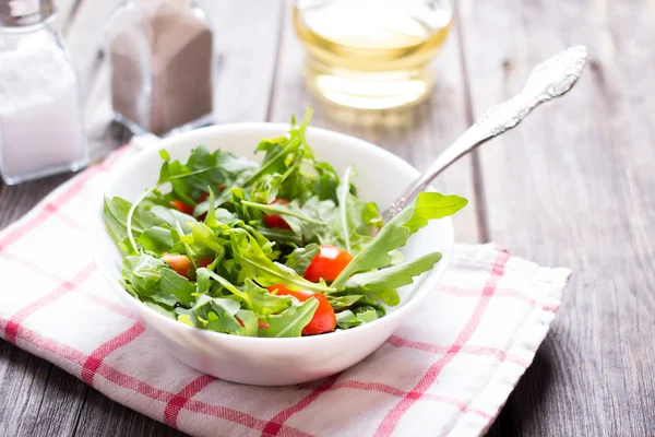 Salada de rúcula e tomate cereja — Fotografia de Stock