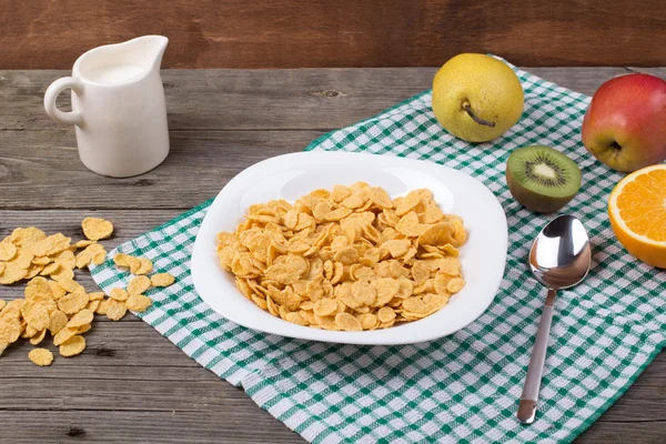 Colazione: fiocchi in un piatto, latte in una brocca — Foto Stock