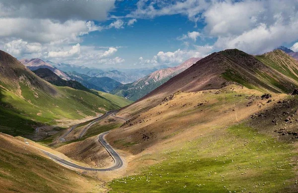 Bela Paisagem Nas Montanhas — Fotografia de Stock