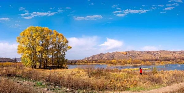 Hermoso Paisaje Con Lago Fondo — Foto de Stock