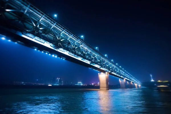 Stock image night view of the city of the bridge in the evening