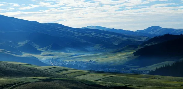 Bela Paisagem Com Montanhas Nuvens — Fotografia de Stock