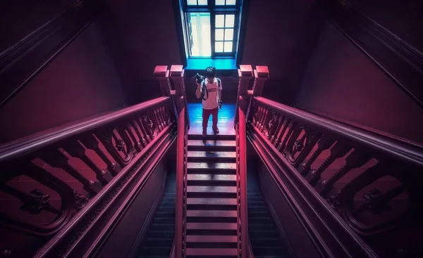 Jeune Femme Dans Une Robe Rouge Avec Une Valise Arrière — Photo