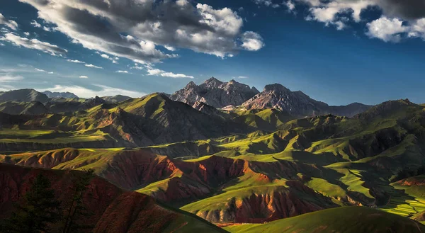 Bela Paisagem Com Montanhas Nuvens — Fotografia de Stock