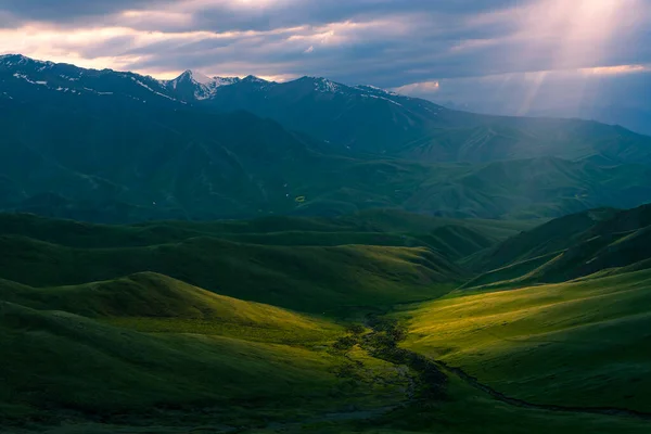 Bela Paisagem Com Montanhas Nuvens — Fotografia de Stock