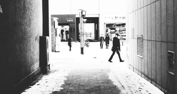 Photo Noir Blanc Une Jeune Femme Dans Ville — Photo