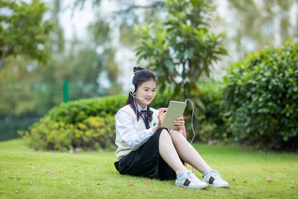 Молодая Азиатская Студентка Помощью Планшетного Компьютера Парке — стоковое фото