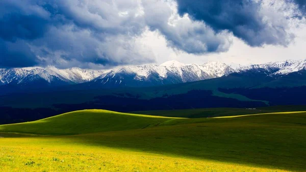 Bela Paisagem Com Montanhas Nuvens — Fotografia de Stock