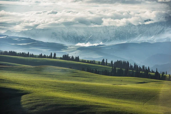 Bela Paisagem Com Montanhas Nuvens — Fotografia de Stock