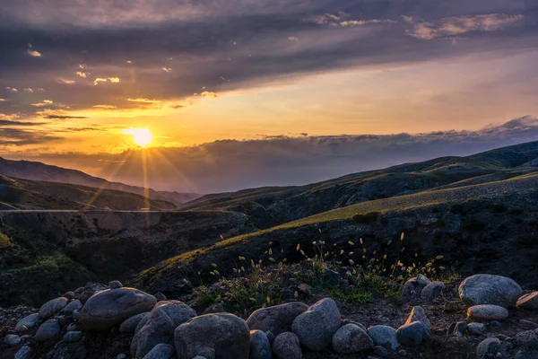 Schöner Sonnenuntergang Über Dem Berg lizenzfreie Stockbilder