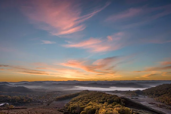 Schöner Sonnenuntergang Über Dem Berg Stockbild