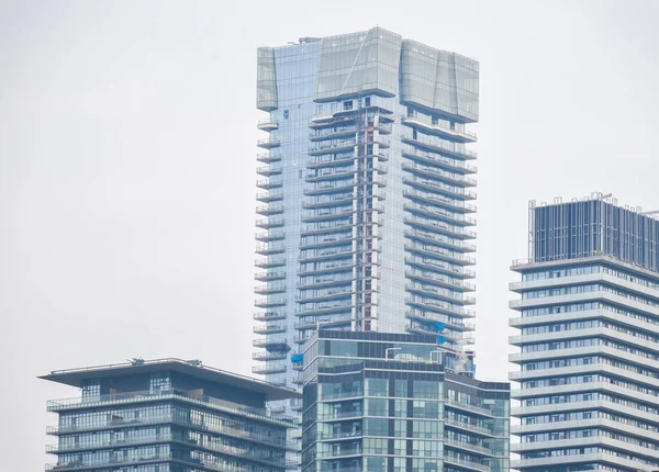 Bâtiments de condos coûteux et maisons vivantes — Photo