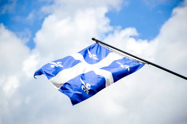 Mávání vlajkou Quebec — Stock fotografie