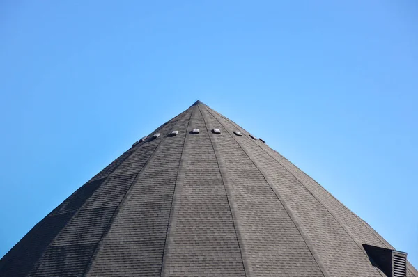 Купол на крыше здания — стоковое фото
