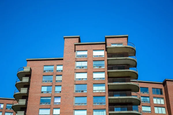 Κτίριο κατοικιών με μπαλκόνια στο Μόντρεαλ — Φωτογραφία Αρχείου